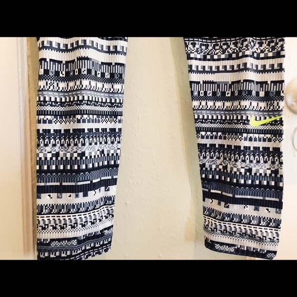 Black patterned Nike Pro tights, size S - Picture 2 of 3